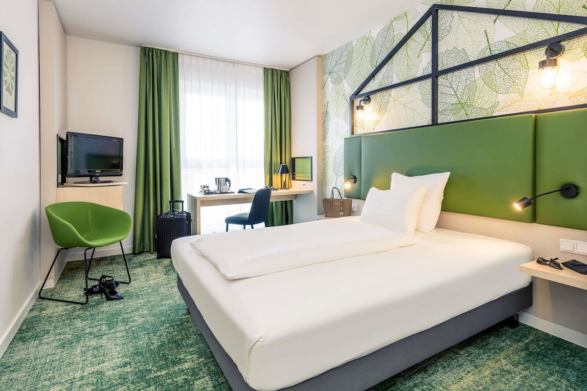 hypo-allergenic bedding, in-room safe, desk, laptop workspace