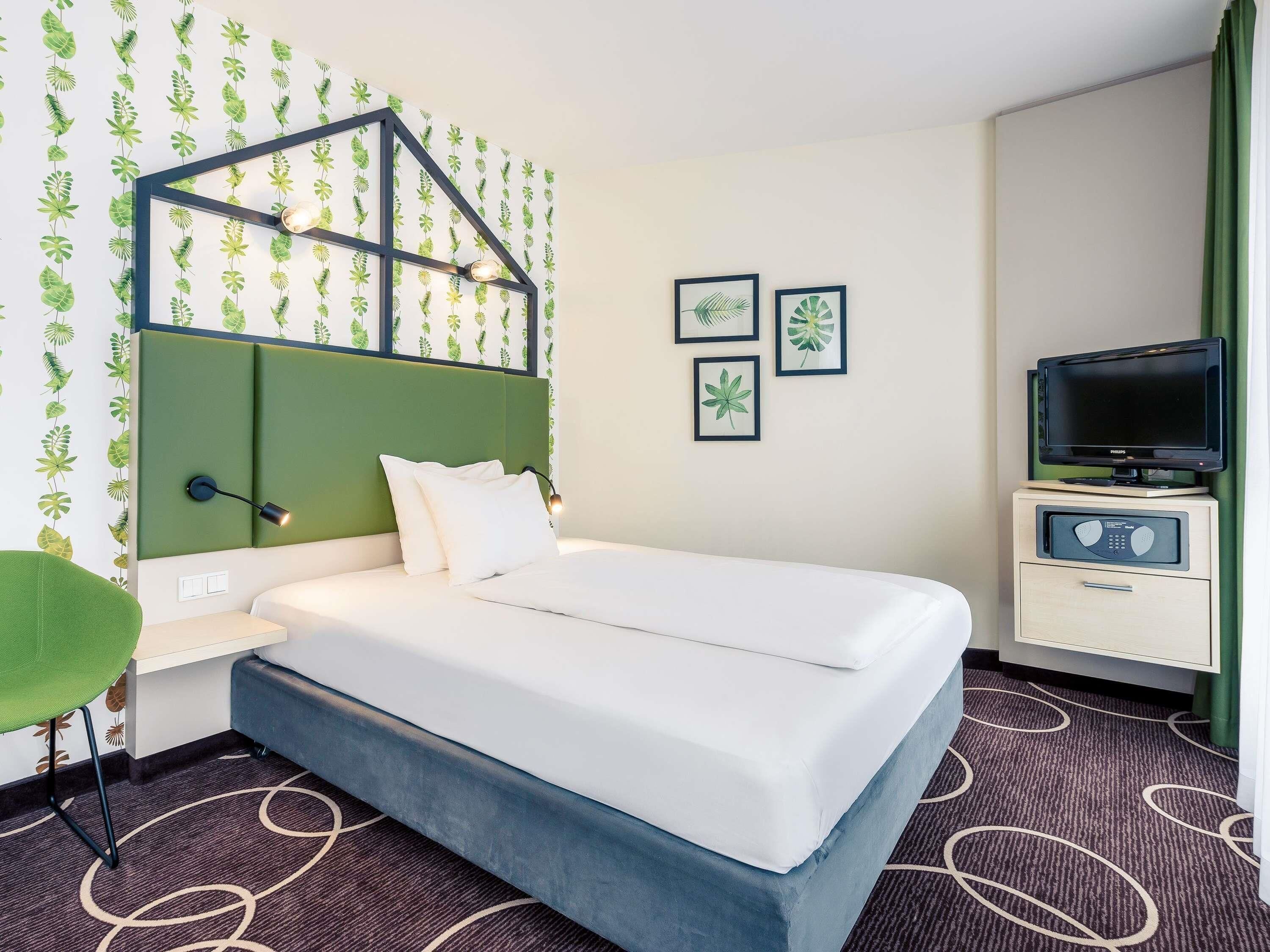 Standard Room, 1 Queen Bed | Hypo-allergenic bedding, in-room safe, blackout drapes, soundproofing