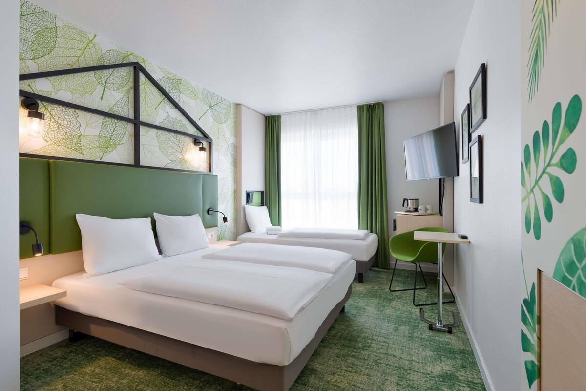 room, multiple beds | hypo-allergenic bedding, in-room safe, desk, laptop workspace