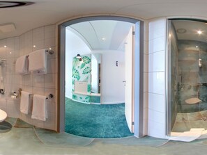 Shower, eco-friendly toiletries, hair dryer, towels - Mercure Hotel Hannover Mitte (Hannover)