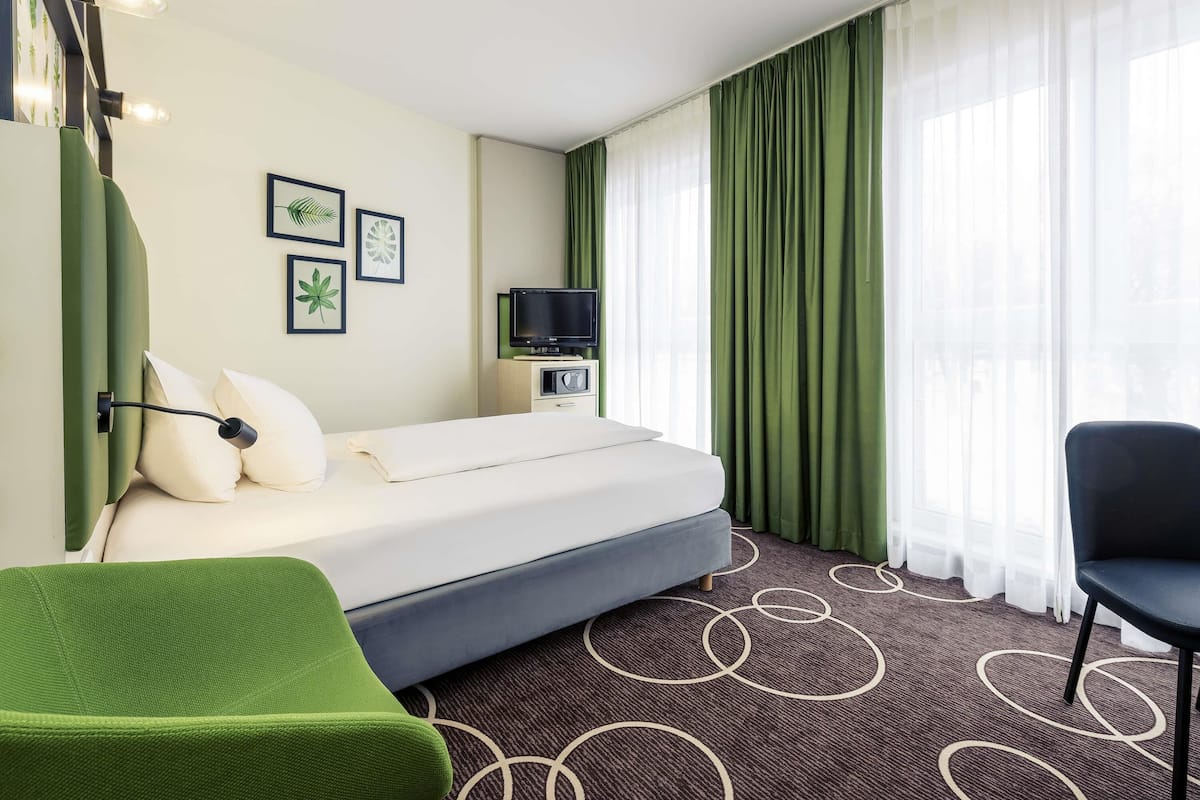 Standard Room, 1 Queen Bed | Hypo-allergenic bedding, in-room safe, desk, laptop workspace