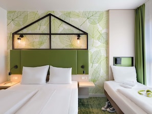 Room, Multiple Beds | Hypo-allergenic bedding, in-room safe, desk, laptop workspace