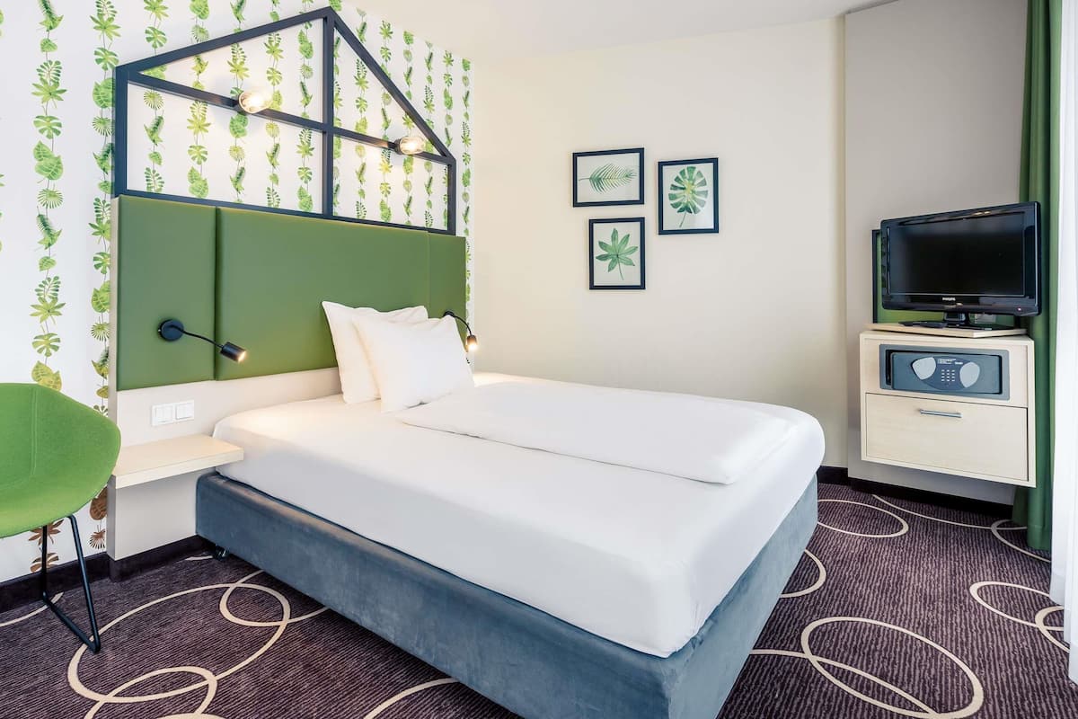 Standardrum - 1 queensize-säng | Allergitestade sängkläder och värdeförvaringsskåp på rummet