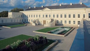 A large, symmetrical building with a central staircase and a formal garden. - Mercure Hotel Hannover Mitte (Hannover)