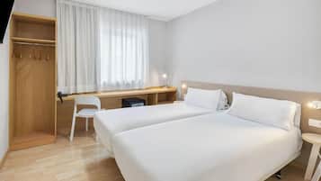 Twin kamer | Een kluis op de kamer, een bureau, een strijkplank/strijkijzer