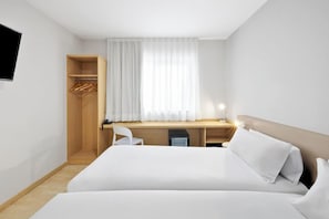 双床房 | 客房内保险箱、办公桌、熨斗/熨板、免费 WiFi