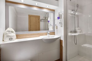 Shower, hair dryer, towels, soap - B&B Hotel Las Rozas  (Las Rozas de Madrid)