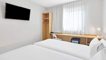 Habitación con 2 camas individuales | Caja fuerte, escritorio, tabla de planchar con plancha y wifi gratis