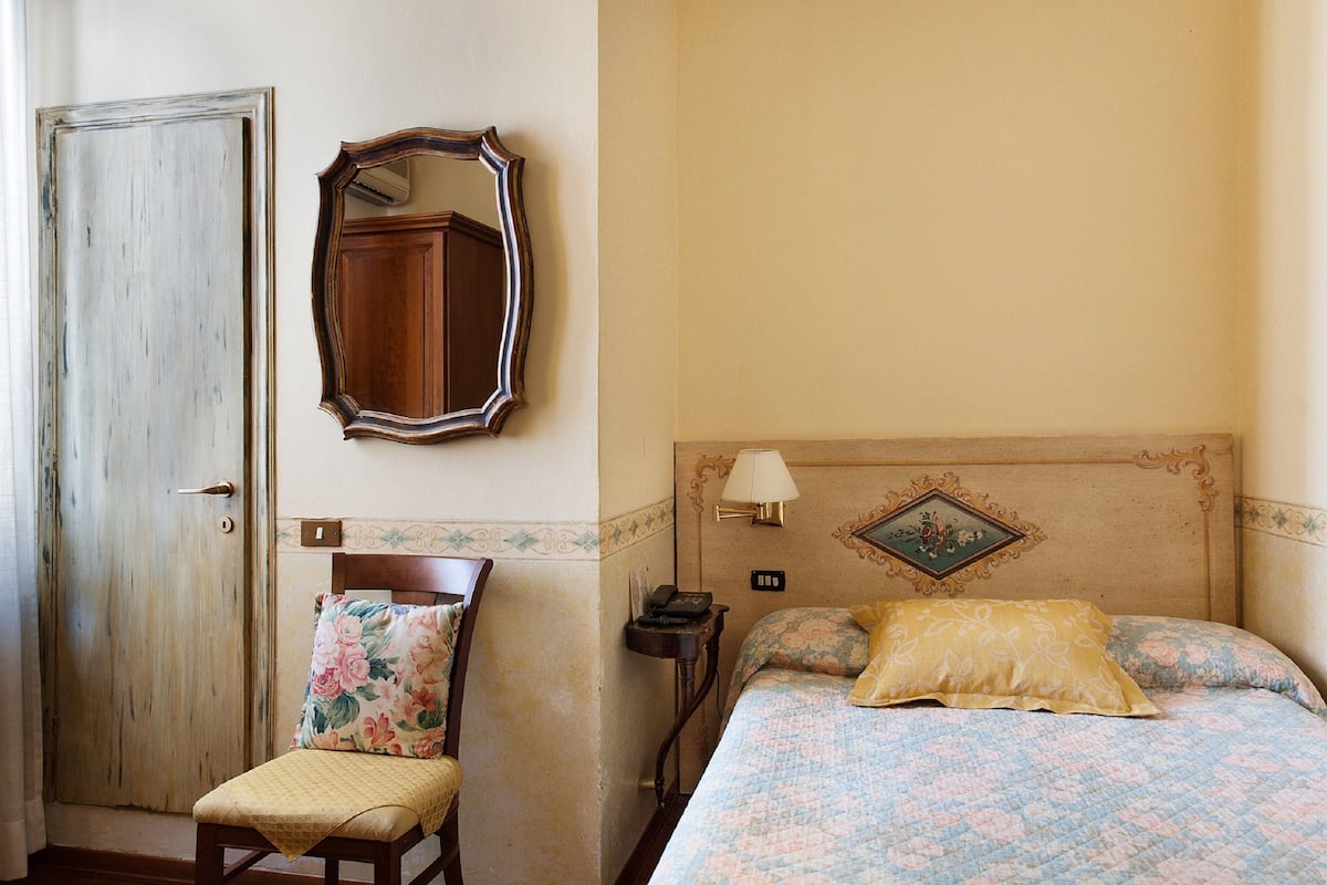 Escritorio, wifi gratis, decoración personalizada y ropa de cama