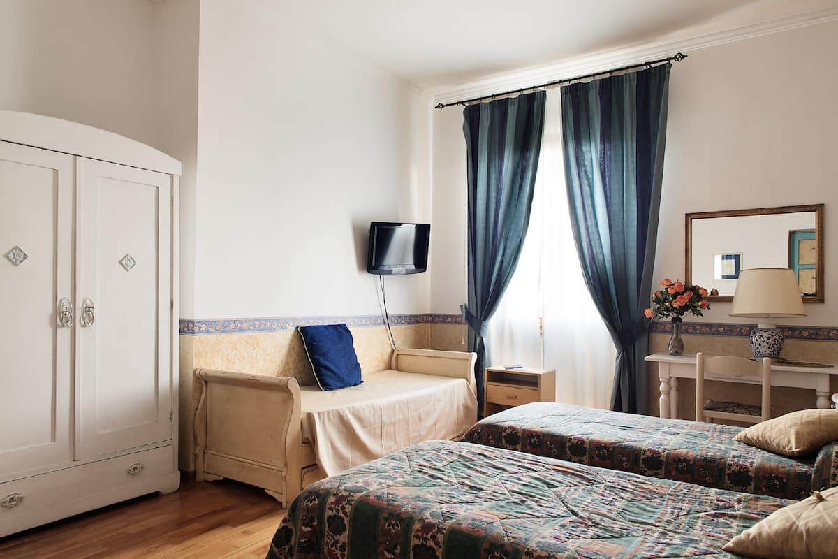 Escritorio, wifi gratis, decoración personalizada y ropa de cama