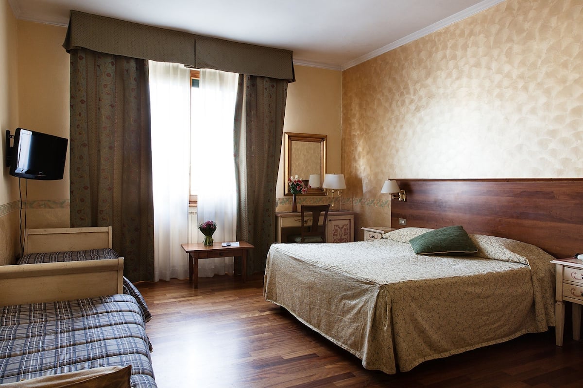 Escritorio, wifi gratis, decoración personalizada y ropa de cama