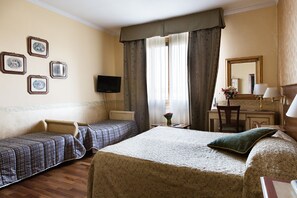 Individually decorated, desk, free WiFi, bed sheets - Hotel Andrea (Florence)