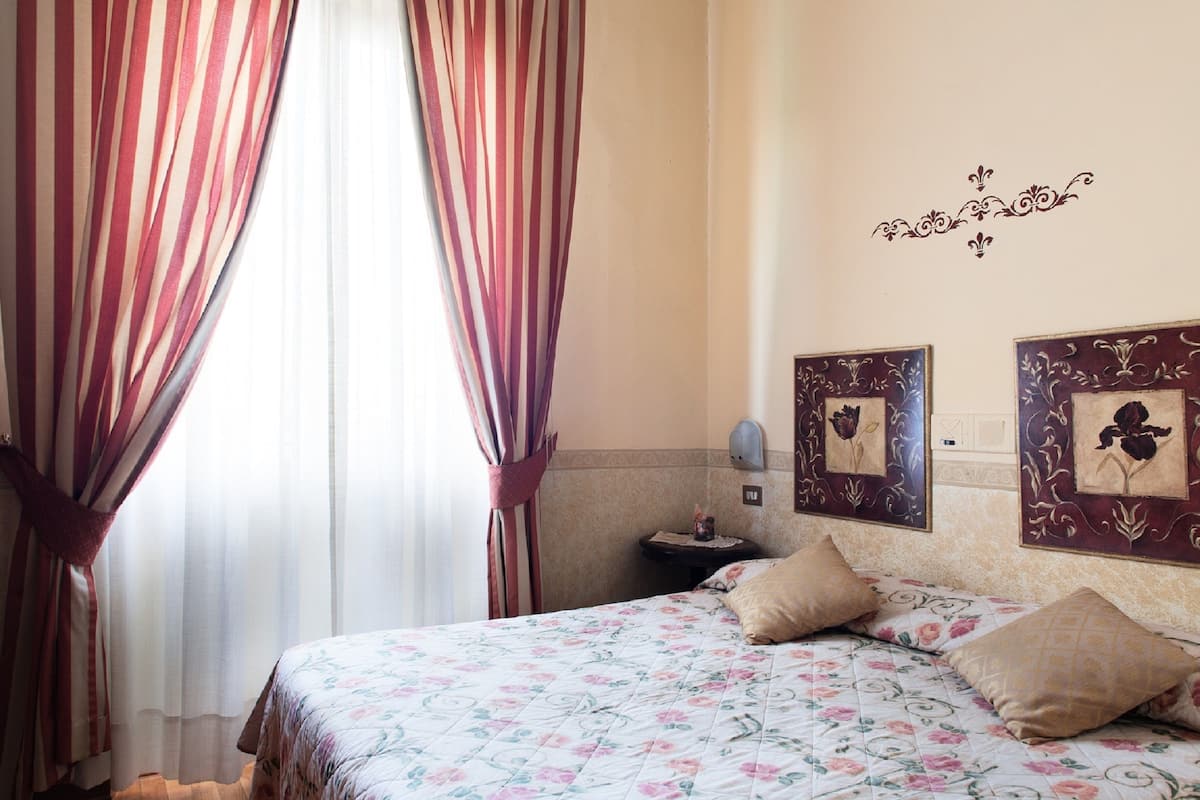 Escritorio, wifi gratis, decoración personalizada y ropa de cama