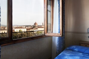 Individually decorated, desk, free WiFi, bed sheets - Hotel Andrea (Florence)