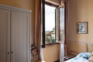 Individueel gedecoreerd, een bureau, gratis wifi, beddengoed