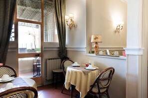 Daily local cuisine breakfast for a fee - Hotel Andrea (Florence)