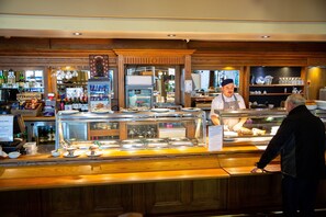 Petit déjeuner, déjeuner et dîner servis sur place