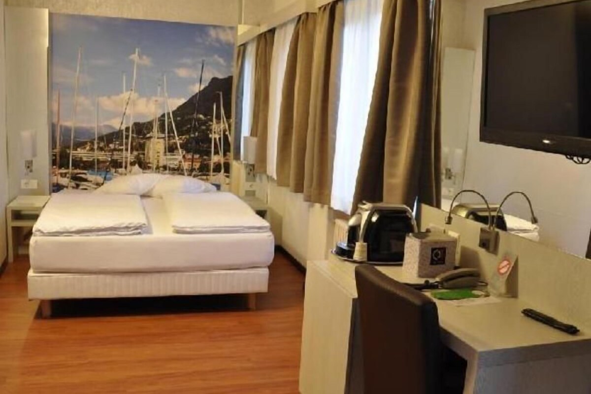 Caja fuerte, cortinas opacas, wifi gratis y ropa de cama