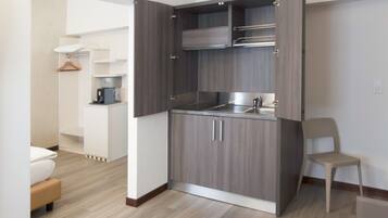 Studio, 2 Bedrooms | Private kitchenette