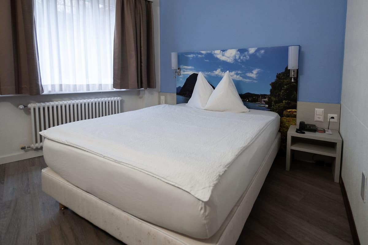 Comfort Single Room | In-room safe, free WiFi, bed sheets