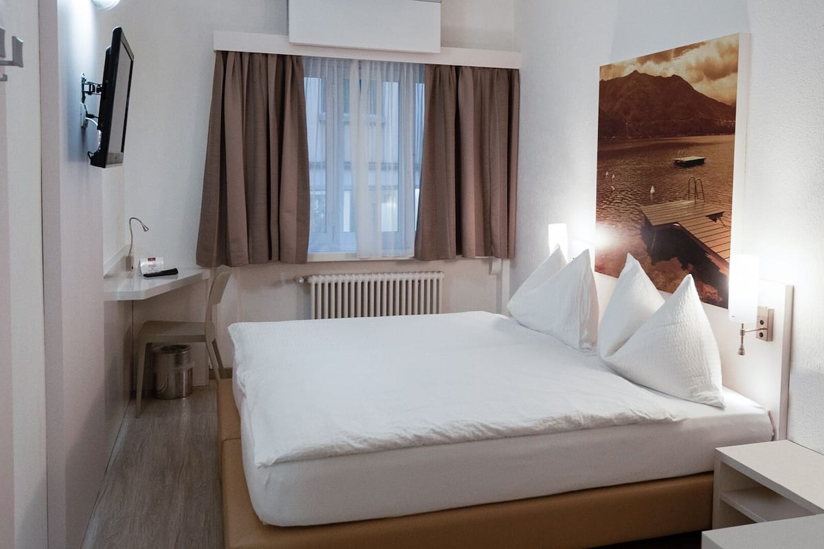 In-room safe, free WiFi, bed sheets