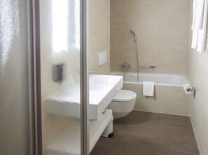 Studio, 2 soverom | Bad | Dusj, hårføner, håndklær og sjampo