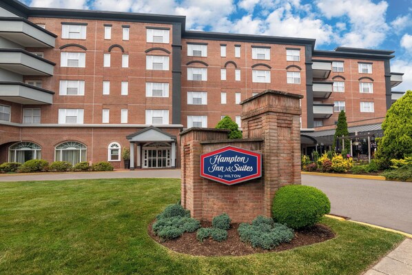 Exterior - Hampton Inn & Suites Stamford (Stamford)