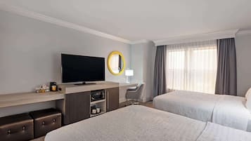 Rom, 1 queensize-seng, ikke-røyk | Safe på rommet, skrivebord, blendingsgardiner og strykejern/-brett