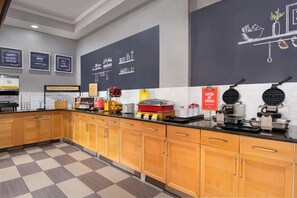 Free daily buffet breakfast - Hampton Inn & Suites Stamford (Stamford)