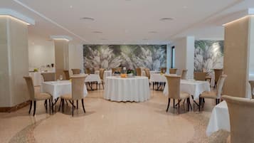 Daily continental breakfast (EUR 8 per person)