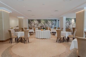 Desayuno continental diario (EUR 8 por persona)