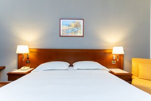 Classic Triple Room | Premium bedding, minibar, in-room safe, desk - Hotel Europa (Rende)