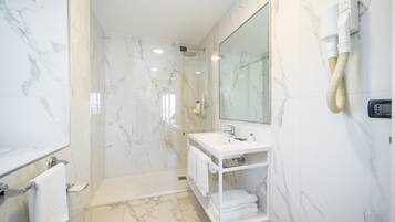 Habitación Deluxe con 1 cama matrimonial o 2 individuales | Baño | Amenidades de baño gratuitas, secadora de cabello, bidet, toallas