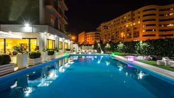 Una piscina al aire libre de temporada