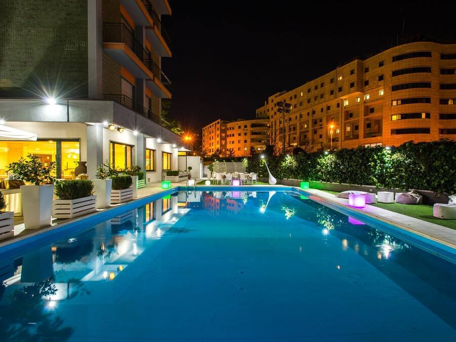 Een seizoensgebonden buitenzwembad