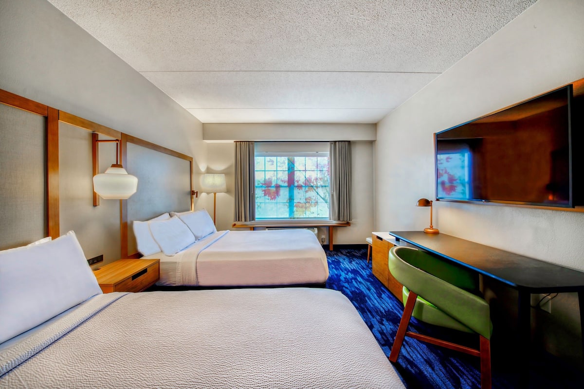 1 bedroom, premium bedding, desk, laptop workspace