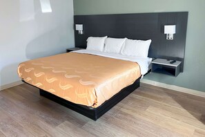 Espacio para trabajar con laptop y cortinas blackout 