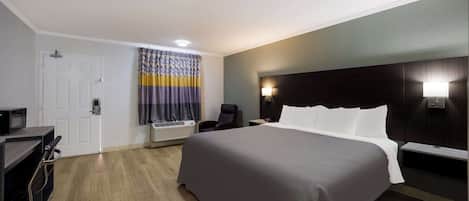 Habitación, 1 cama King size, para fumadores | Espacio para trabajar con laptop y cortinas blackout
