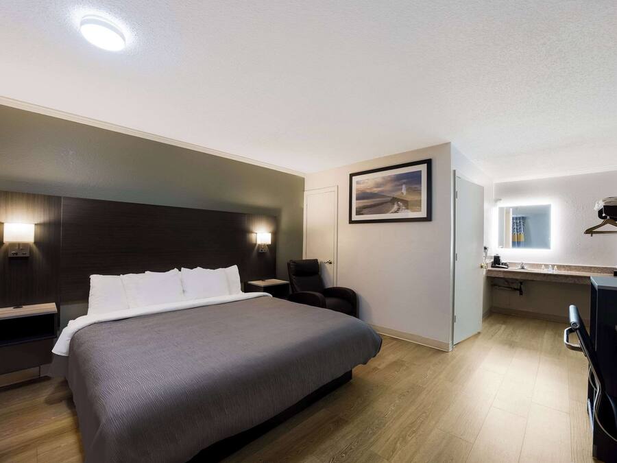 Room, 1 King Bed, Accessible, Non Smoking | Laptop workspace, blackout curtains, iron/ironing board