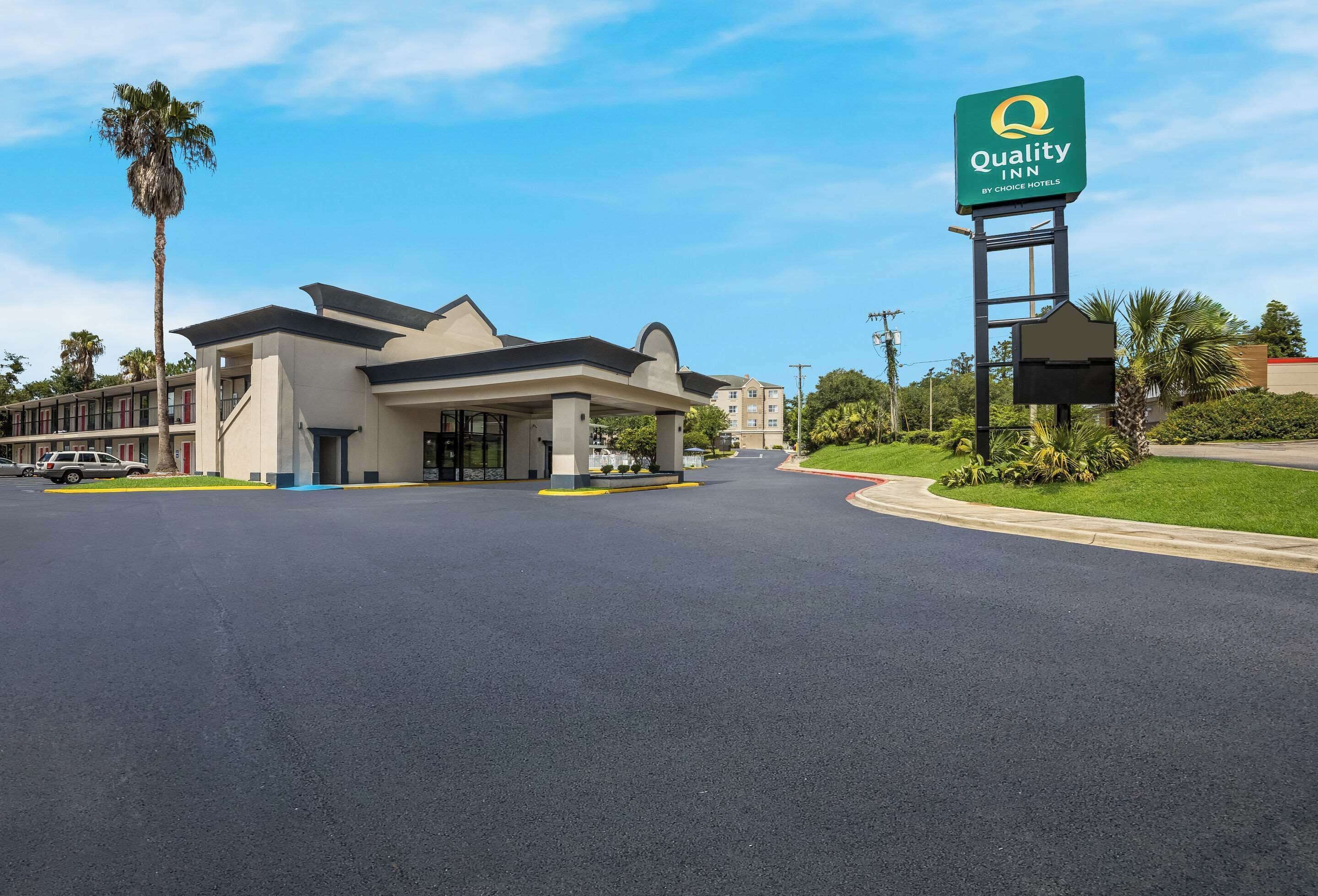 Un Quality Inn de Choice Hotels, con un diseño moderno, entrada cubierta y estacionamiento.