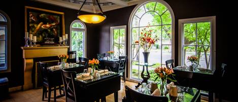 Petit déjeuner complet servi les week-ends (30 USD par personne)