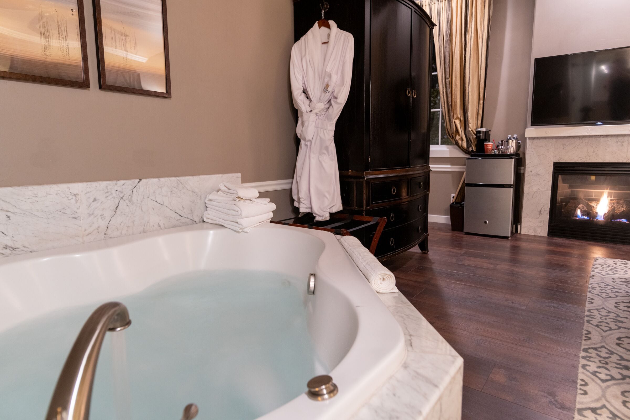 refresh | private spa tub