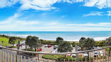 Escrivaninha, espaço de trabalho para notebook, cortinas blackout