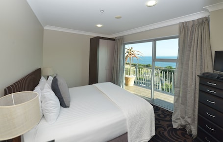 Escritorio, espacio para trabajar con laptop y cortinas blackout . Millennium Hotel New Plymouth, Waterfront
