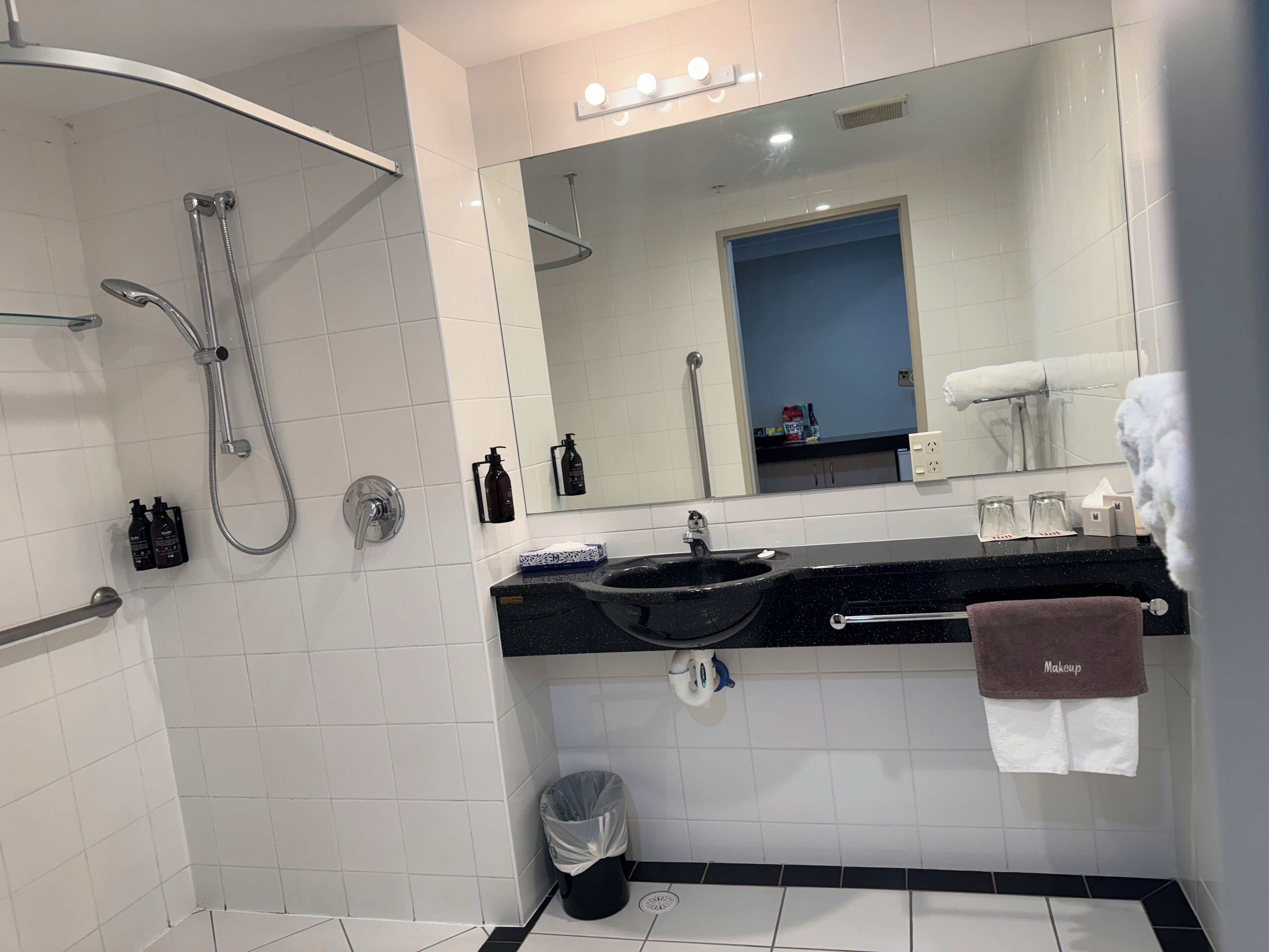 Superior Accessible 1 King | حمام | مستلزمات للعناية الشخصية صديقة للبيئة، مجففات شعر، برانس (أردية) حمّام