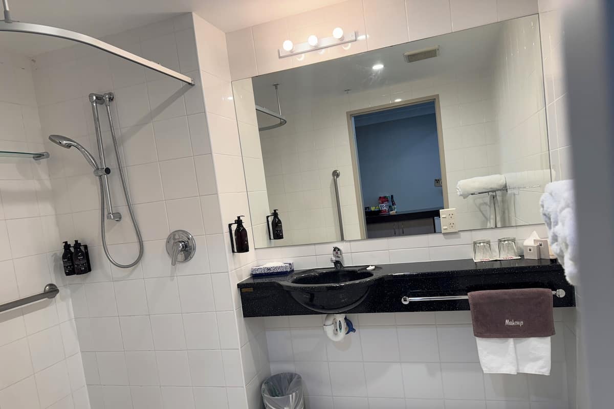 Superior Accessible 1 King | Bad | Miljøvennlige toalettsaker, hårføner, badekåper og håndklær