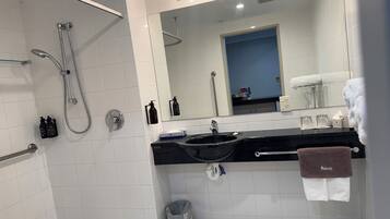 Superior Accessible 1 King | Bathroom