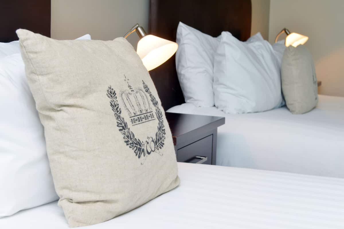 Skrivebord, skrivebord for bærbar PC og blendingsgardiner