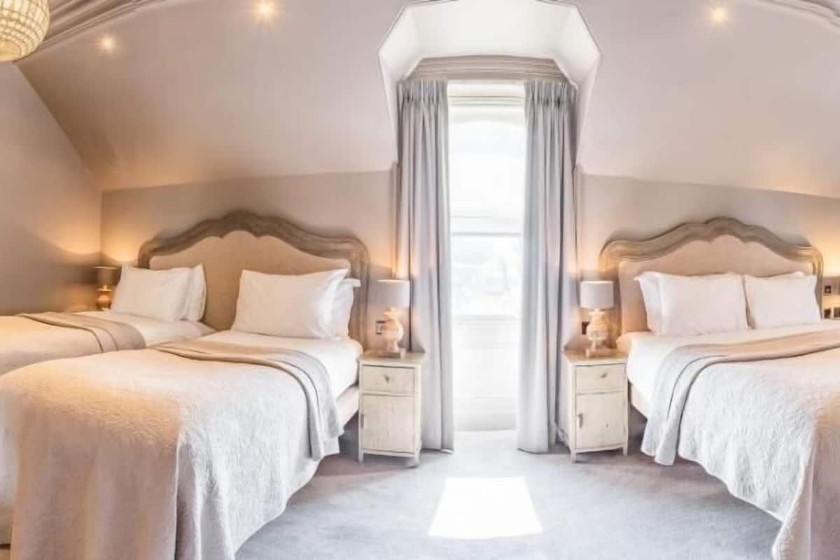 Hypo-allergenic bedding, in-room safe, desk, laptop workspace