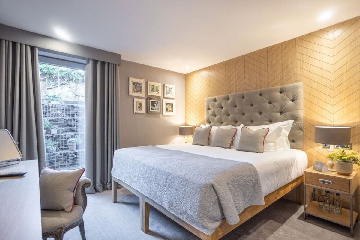 Hypo-allergenic bedding, in-room safe, desk, laptop workspace